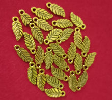 Load image into Gallery viewer, Antique Charms Model 46
