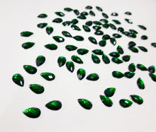 Load image into Gallery viewer, Thilak shape diamond cut  Kundan D Green color 8×5 -10Grams
