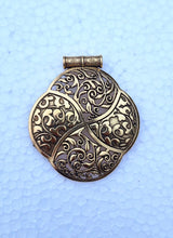 Load image into Gallery viewer, Antique Pendant Gold- AP019
